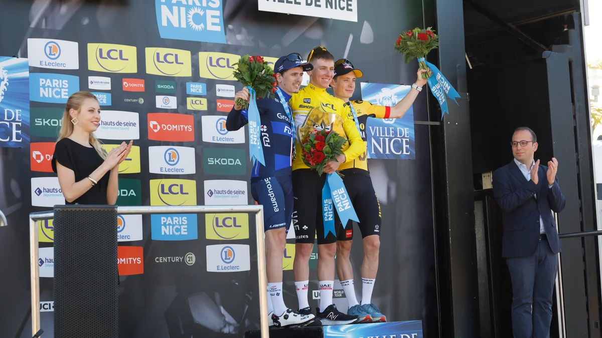 David Gaudu, Tadej Pogačar e Jonas Vingegaard juntos no pódio da Paris-Nice