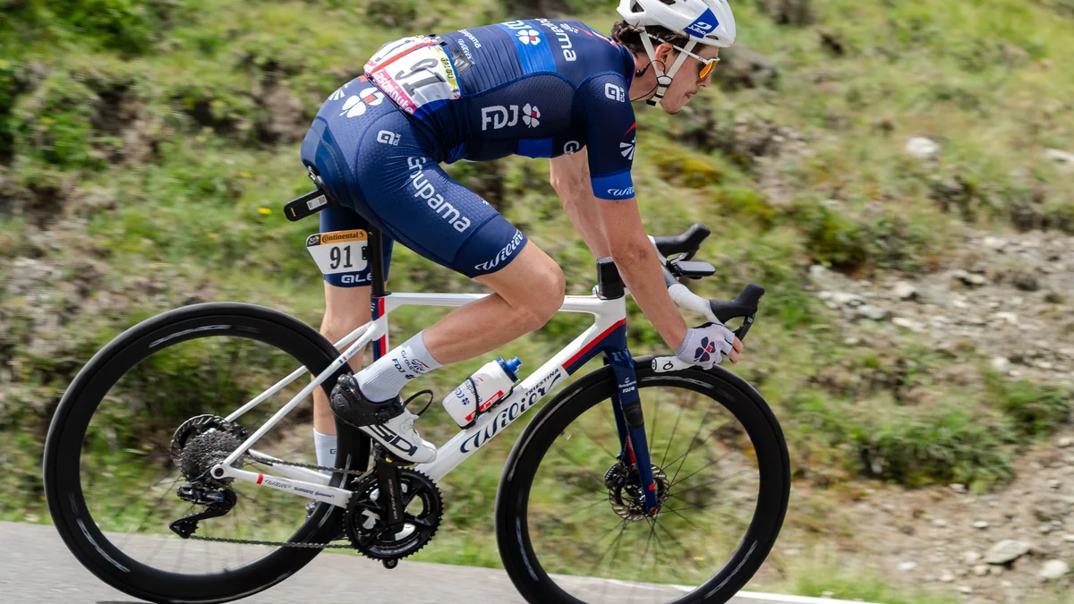 David Gaudu descend à vélo sous le maillot bleu de Groupama-FDJ