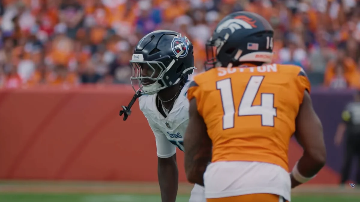 Jogador dos Broncos com camisa 14 diante de defensor dos Tennessee Titans