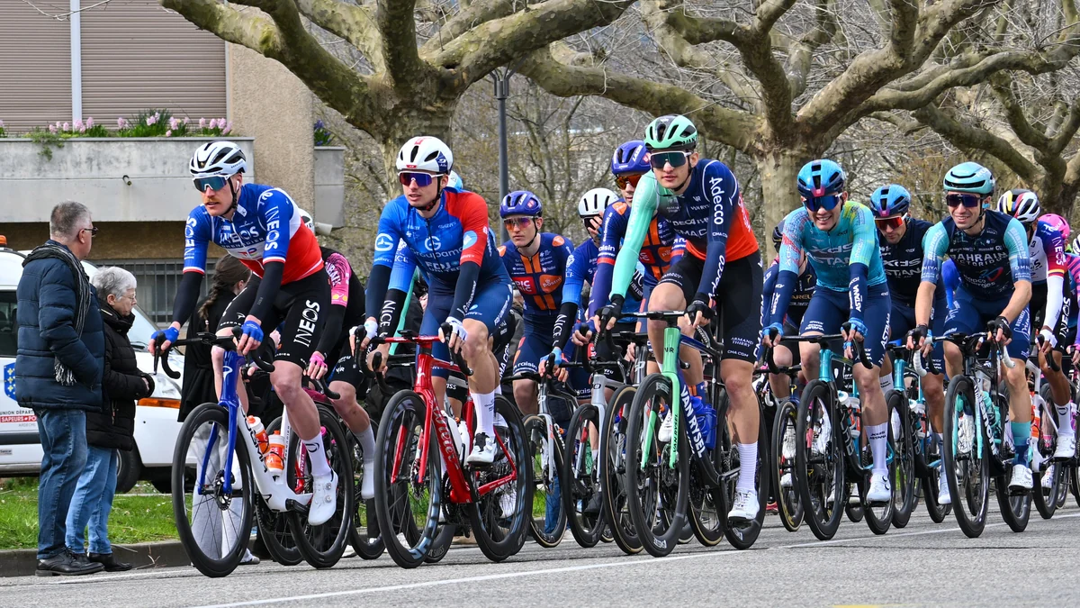 Dorian Godon, con el maillot de campeón de Francia, pedalea al frente de un pelotón