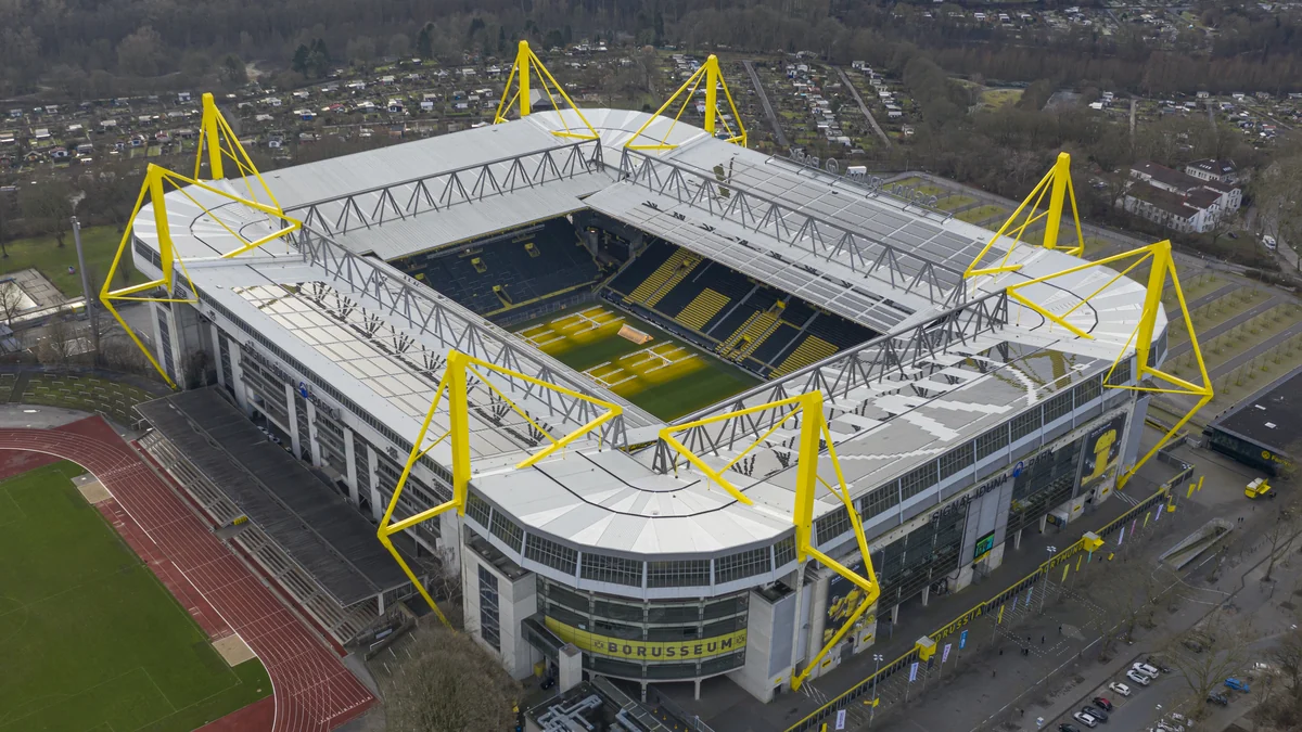 Signal Iduna Park desde el aire, con la cubierta blanca y las estructuras amarillas