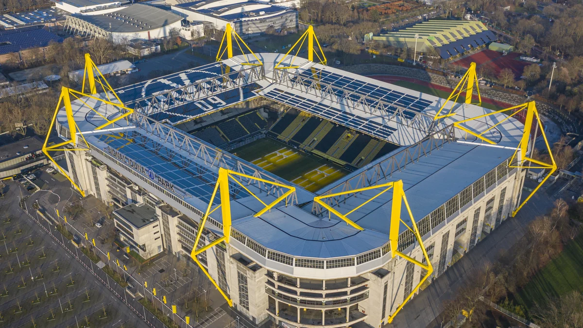 Vista aérea cercana del Signal Iduna Park, con las gradas y el campo visibles