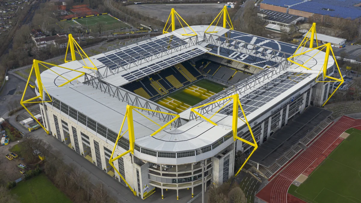 Vista aérea del Signal Iduna Park con el campo y las gradas amarillas y negras