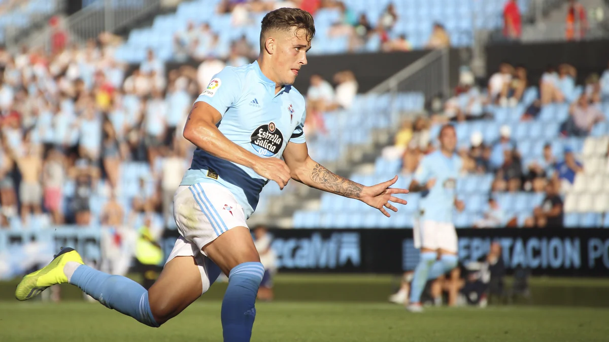 Un joueur du Celta de Vigo court sur la pelouse en tenue bleu ciel