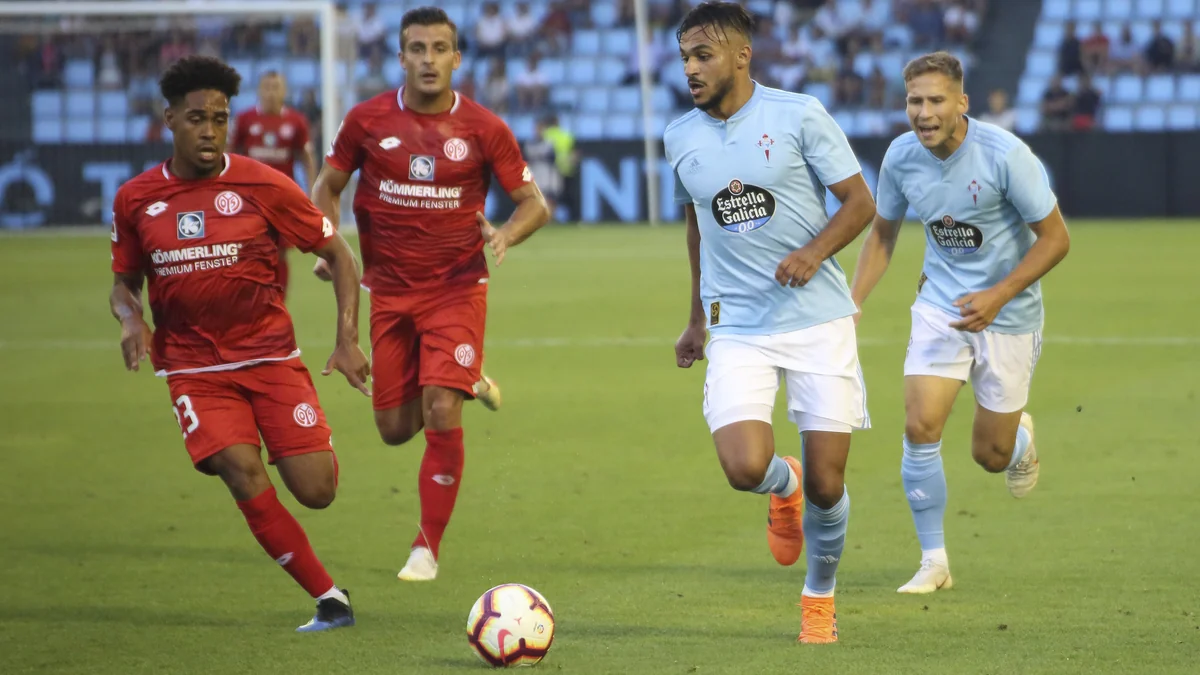 Deux joueurs du Celta de Vigo avancent près de deux joueurs de Mayence 05