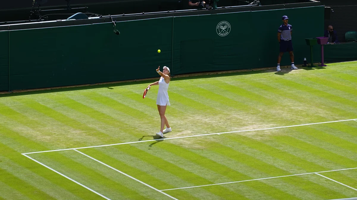 Elena Rybakina lanza la pelota para sacar en una pista de hierba