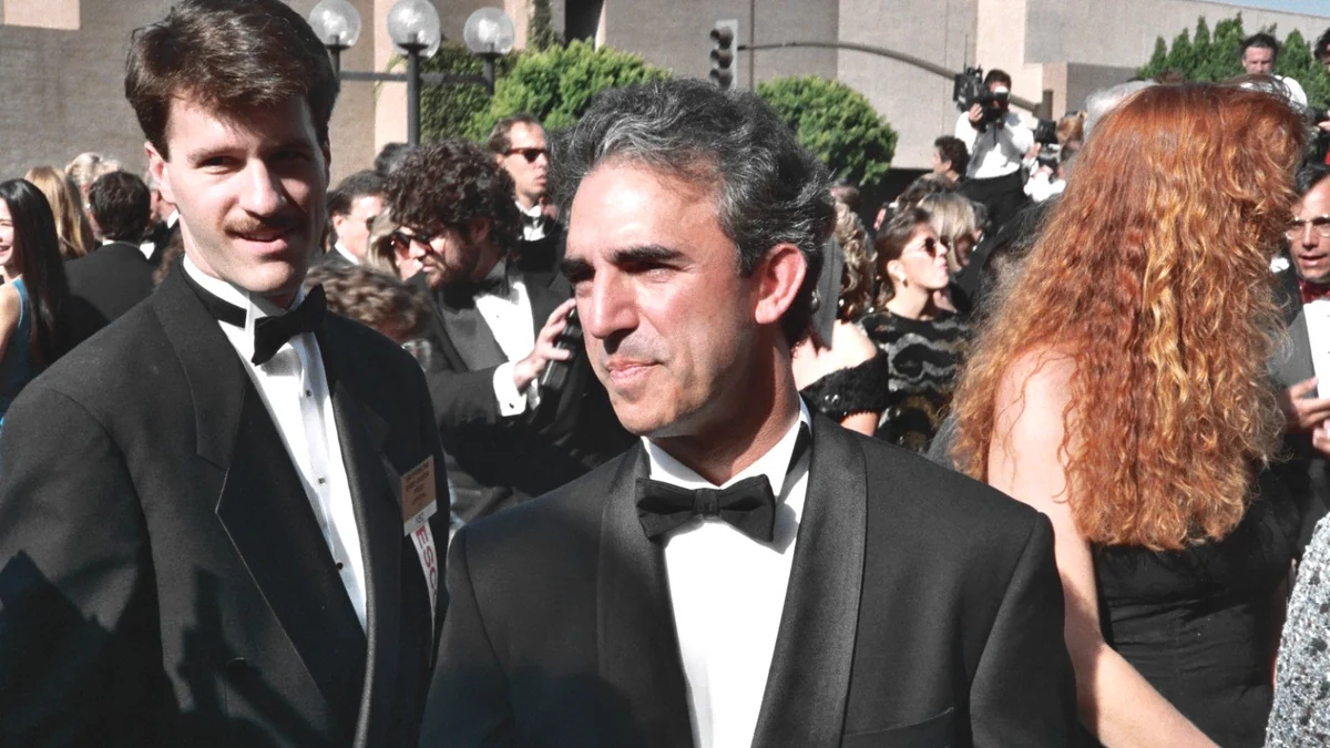 Dos hombres con esmoquin entre invitados en una ceremonia de los Emmy Awards