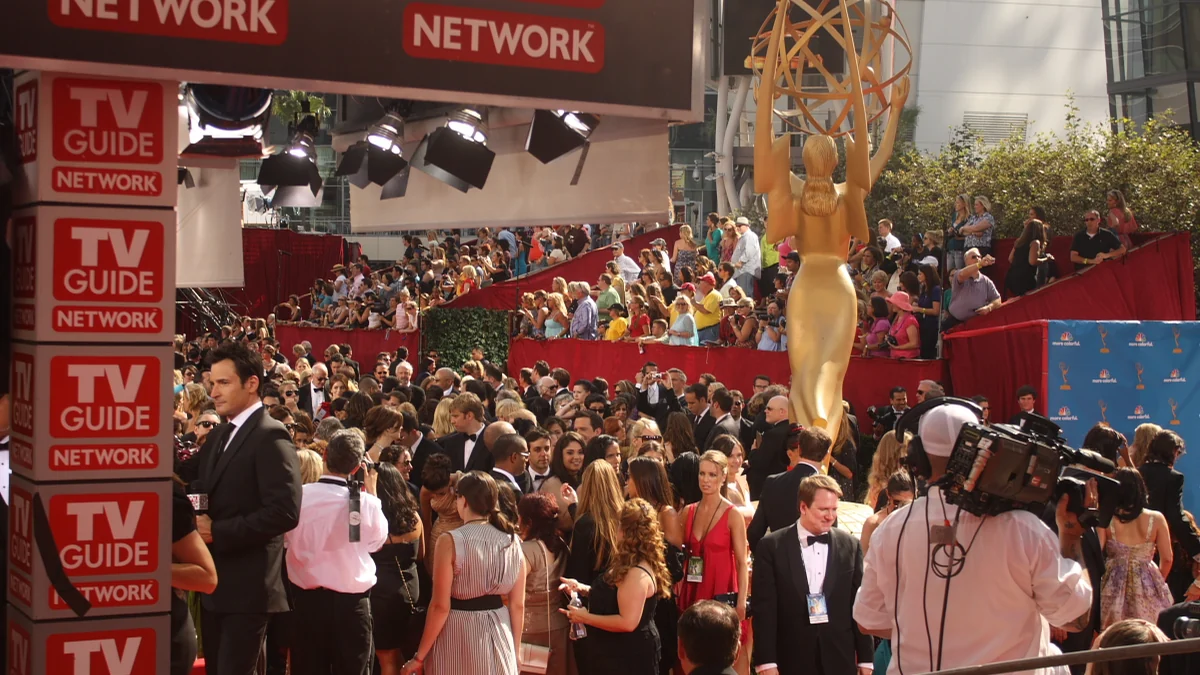 Movimentação de imprensa e convidados diante de uma grande estatueta do Emmy em Los Angeles