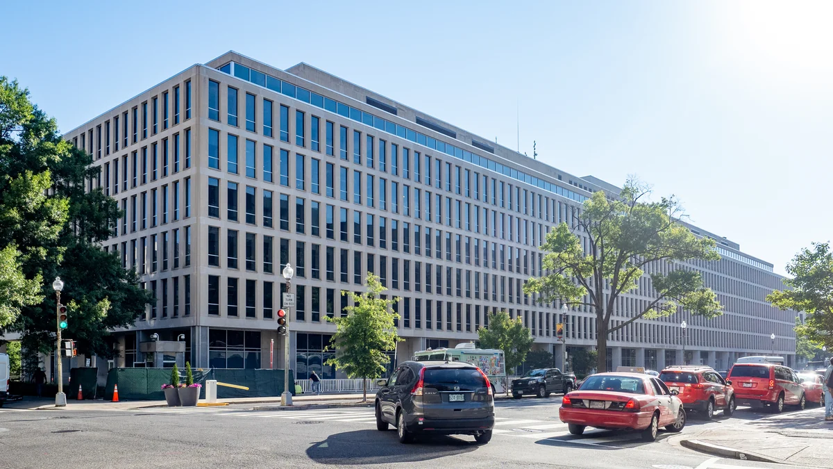Edifício alto do Departamento de Educação dos Estados Unidos em uma esquina de Washington