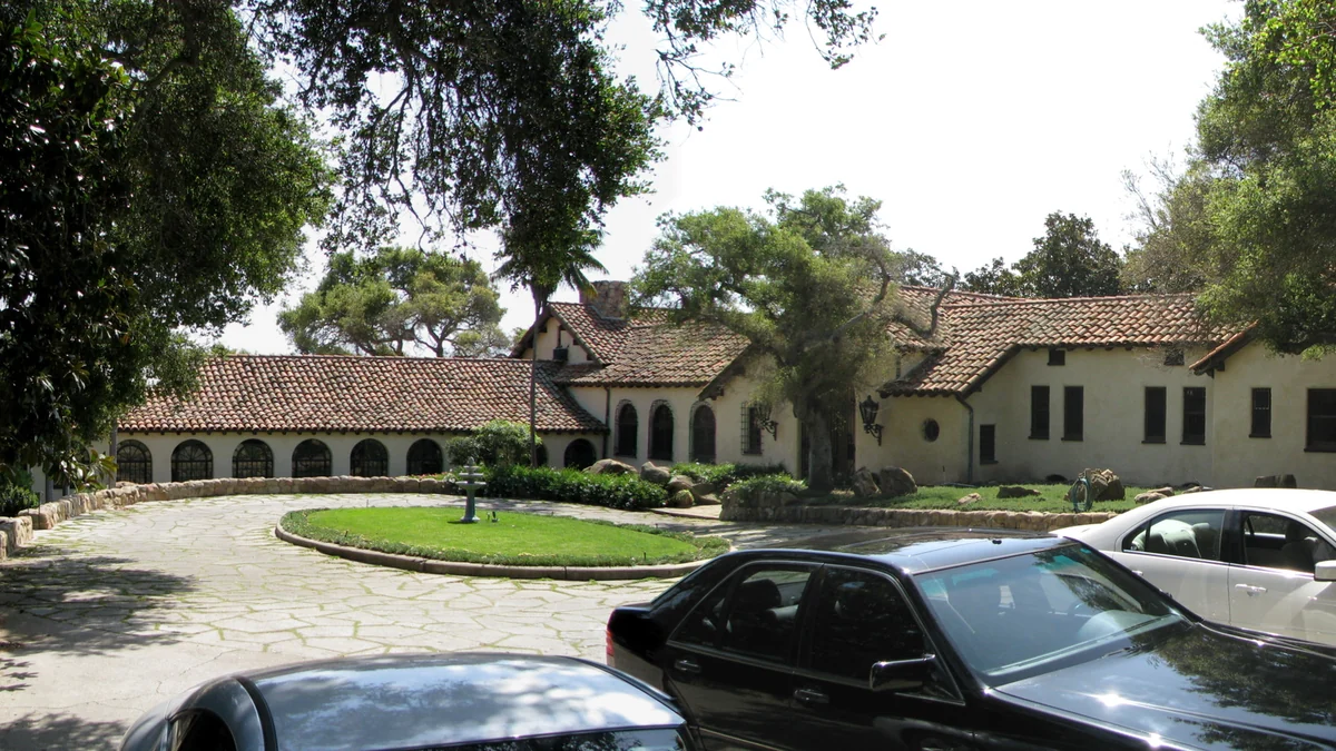 Prédios baixos de telhado de telha do Brooks Institute, cercados por árvores e carros