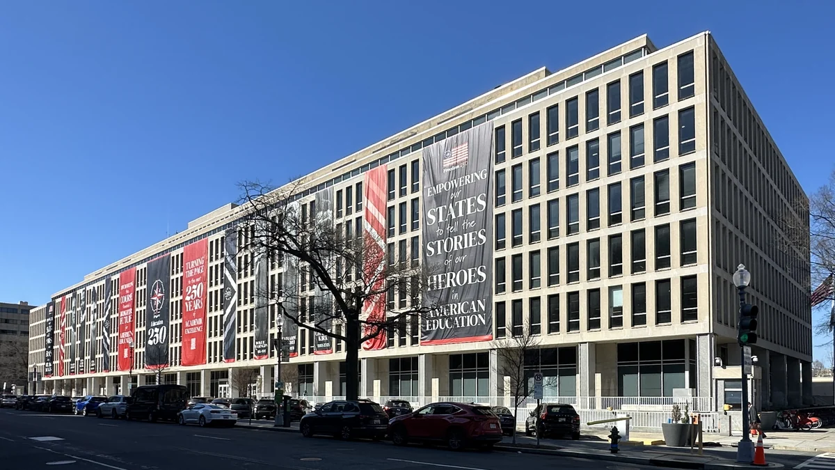 Fachada do edifício do Departamento de Educação dos Estados Unidos sob céu azul