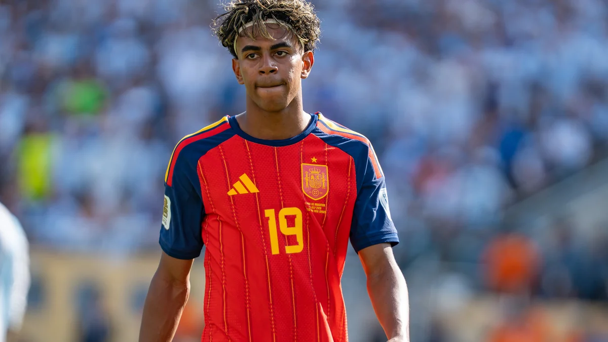 Lamine Yamal de frente con la camiseta roja número 19 de España