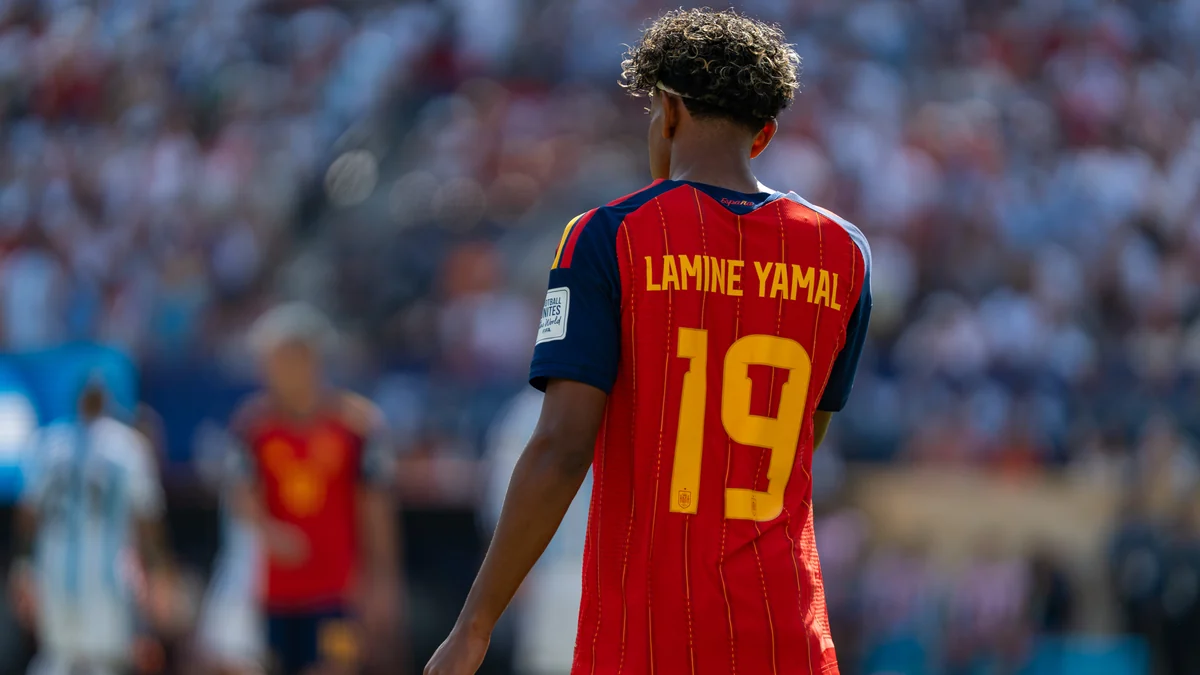 Lamine Yamal seen from behind with his name and number 19 on Spain’s red shirt