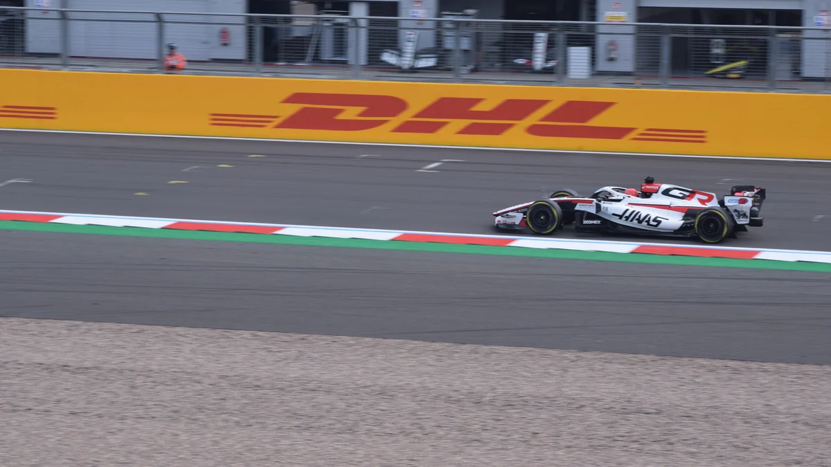 El Haas de Esteban Ocon pasa ante una barrera amarilla en el circuito