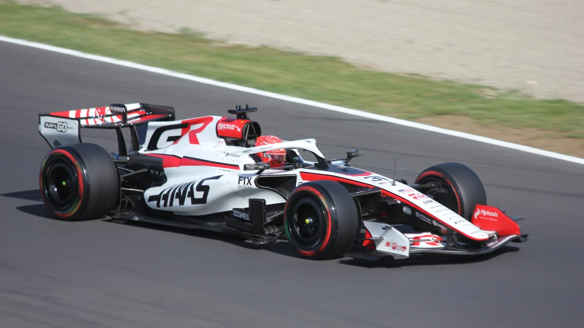 Haas de Esteban Ocon circulando por la pista