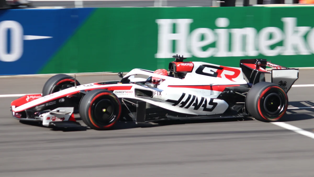 Haas de Esteban Ocon visto de lado durante una sesión en pista