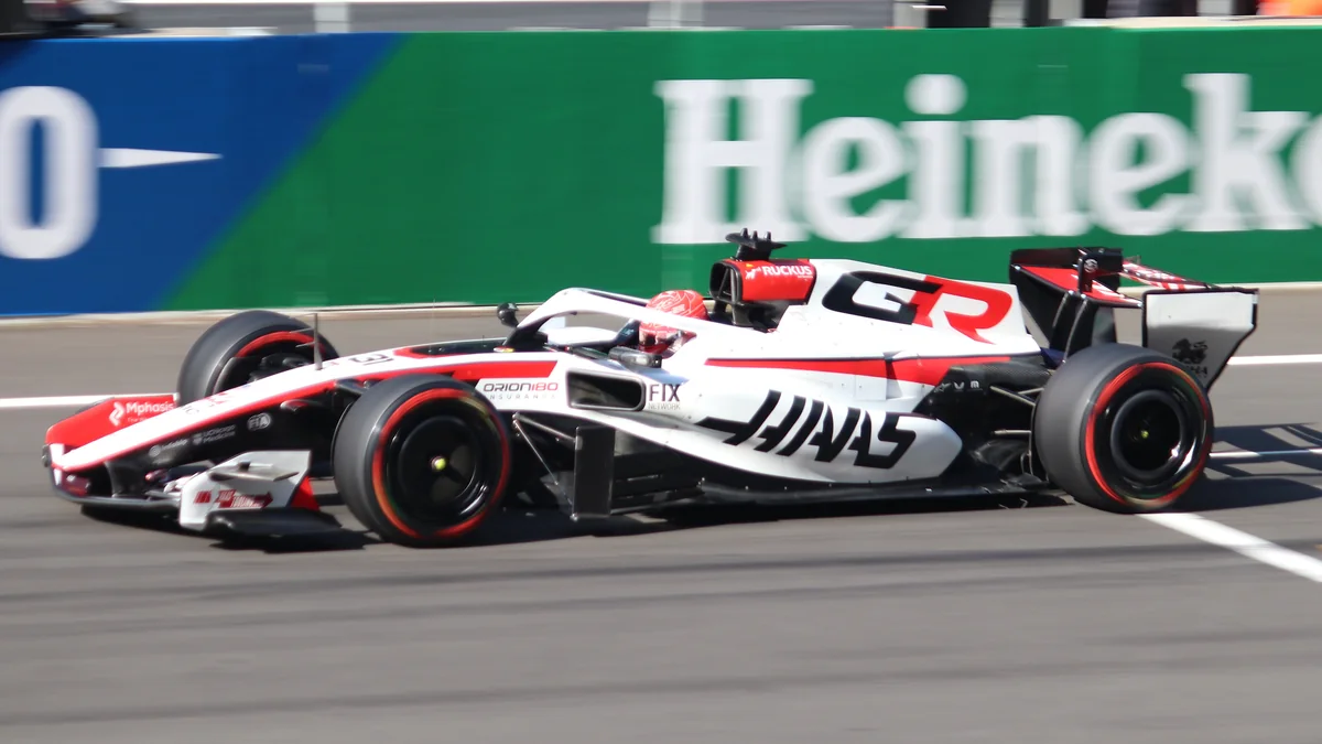 Haas de Esteban Ocon vista de lado durante uma sessão em pista