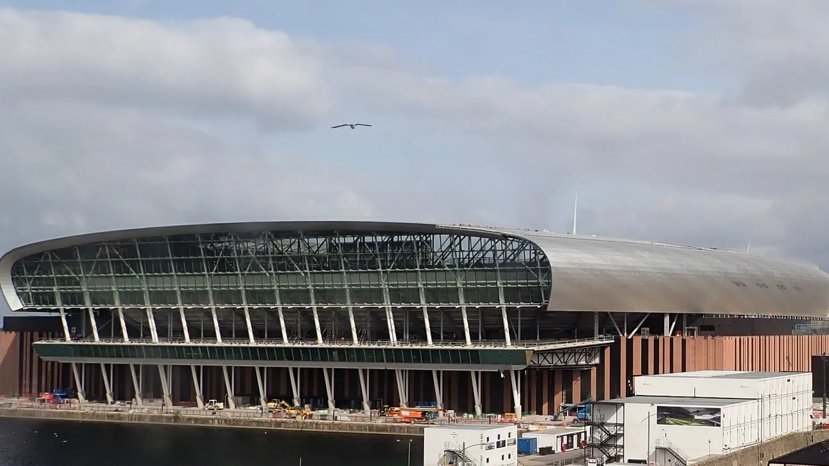 Structure extérieure incurvée du stade d’Everton en construction au bord de l’eau