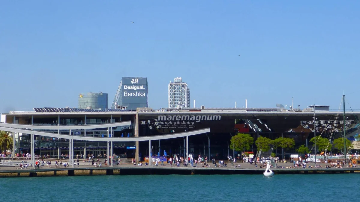 Façade du Maremagnum vue depuis l’autre côté du bassin à Barcelone