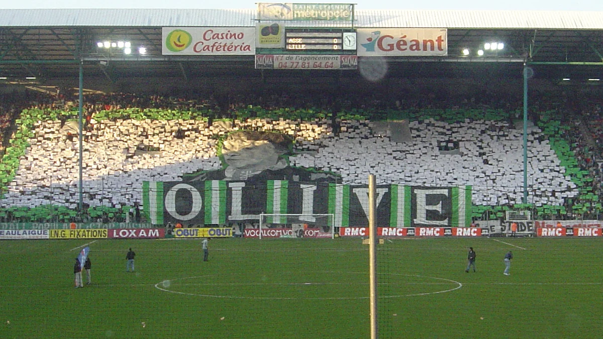 Arquibancada do Geoffroy-Guichard coberta por mosaico verde e branco durante uma partida