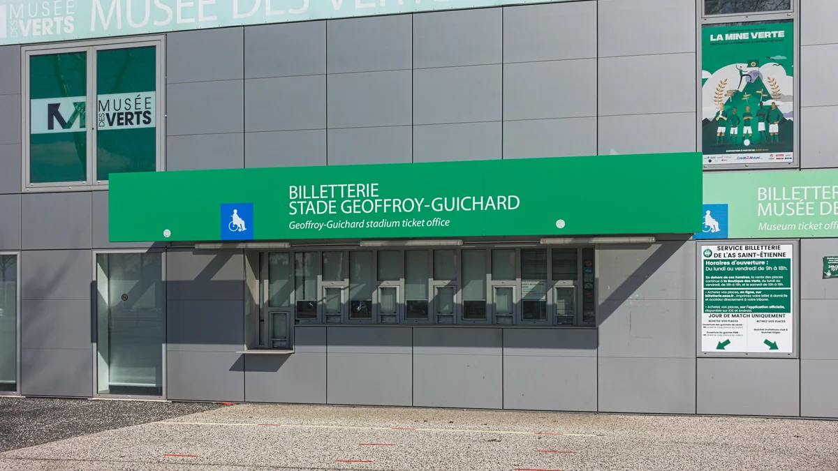 Fachada cinza com bilheteria verde do Stade Geoffroy-Guichard e indicação do Musée des Verts