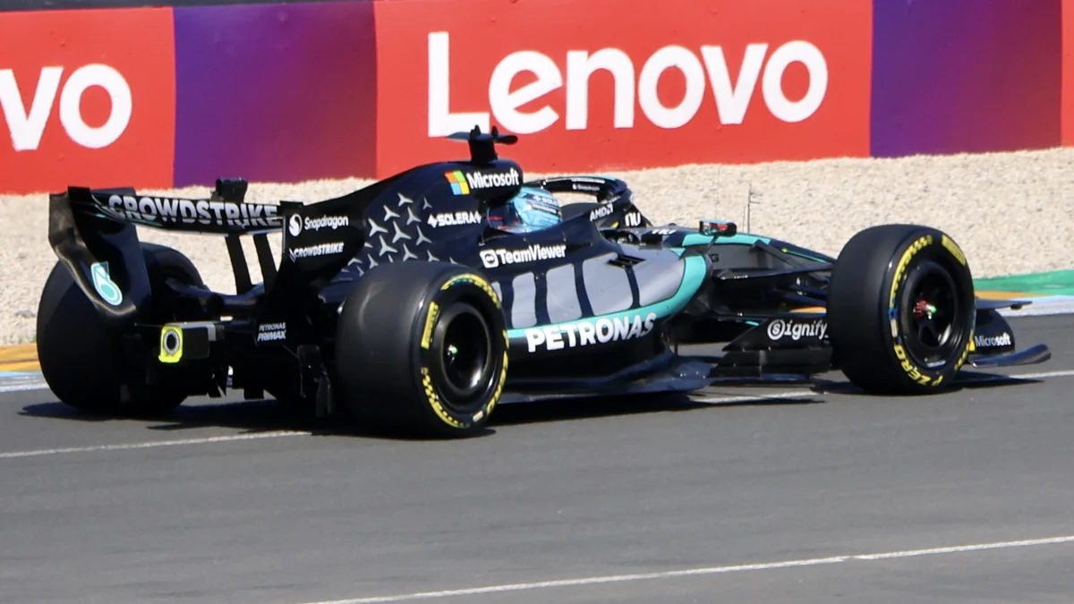 Mercedes de George Russell visto de lado en una curva