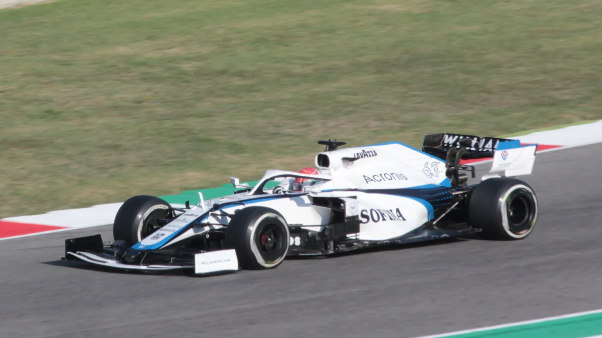 Williams blanco y azul de George Russell en una curva