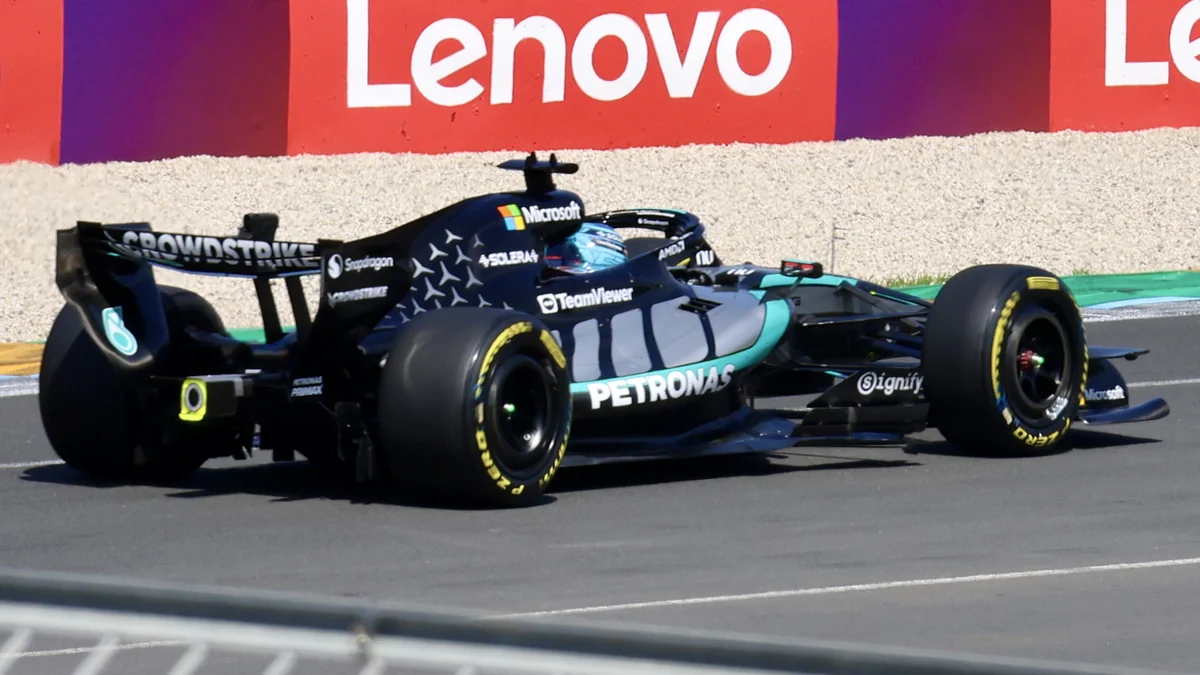 Mercedes negro y azul de George Russell en la pista