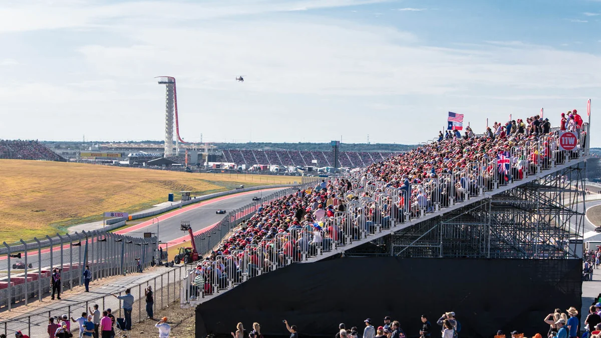 Tribune remplie au bord de la piste avec la tour du Circuit of The Americas à l’arrière-plan