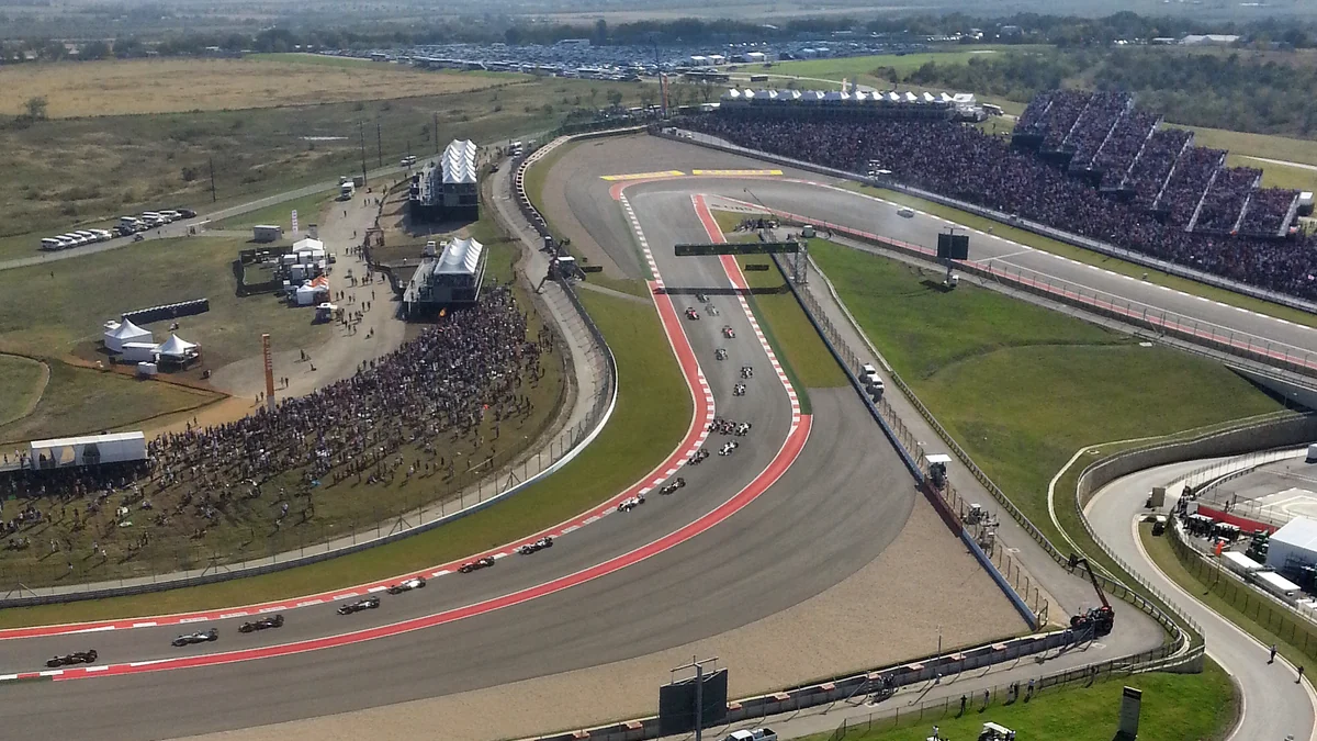 Un peloton de Formule 1 franchit un virage du Circuit of The Americas