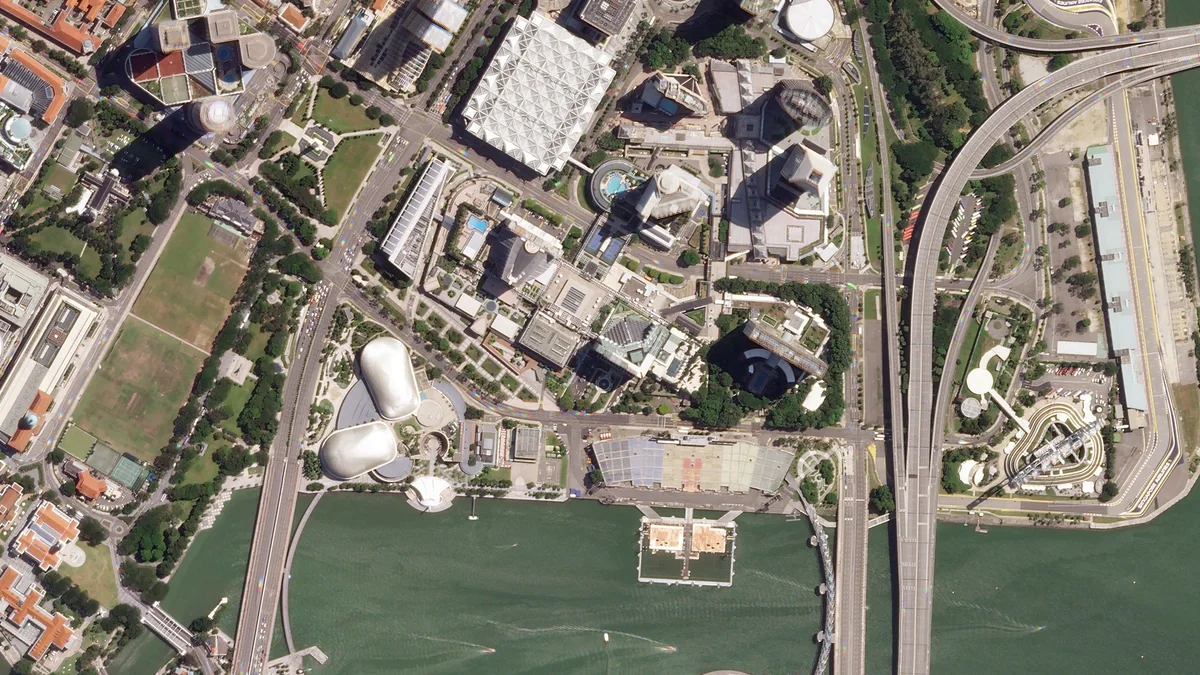 Vue aérienne du circuit urbain de Marina Bay, de la baie et des bâtiments de Singapour