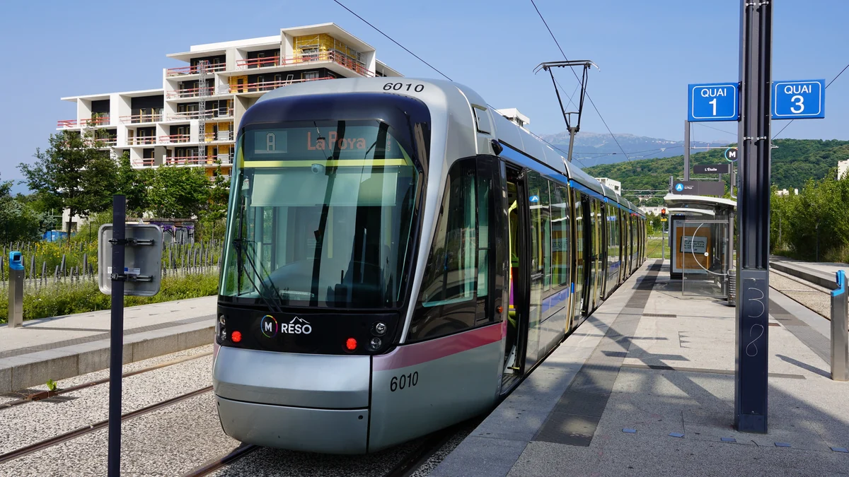 Vue de face d’un tram de la ligne A à l’arrêt le long du quai