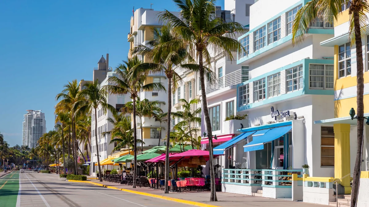 Ocean Drive with art deco buildings, palm trees and restaurants