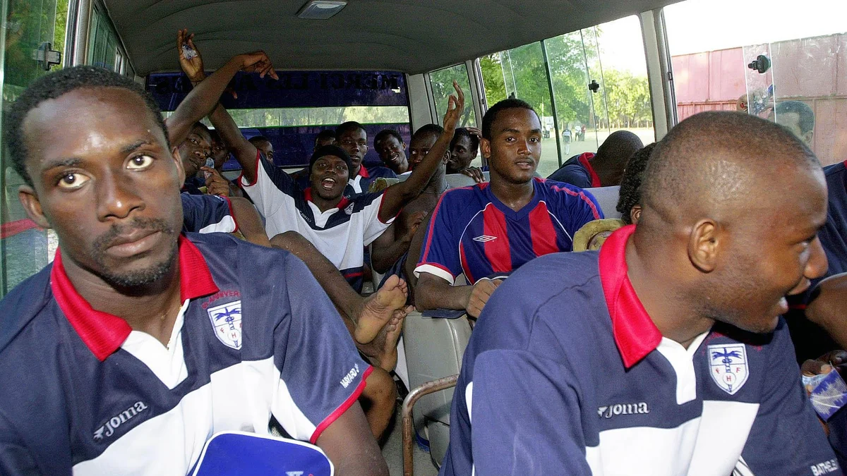 Jugadores de la selección de Haití sentados en un autobús después de un entrenamiento.