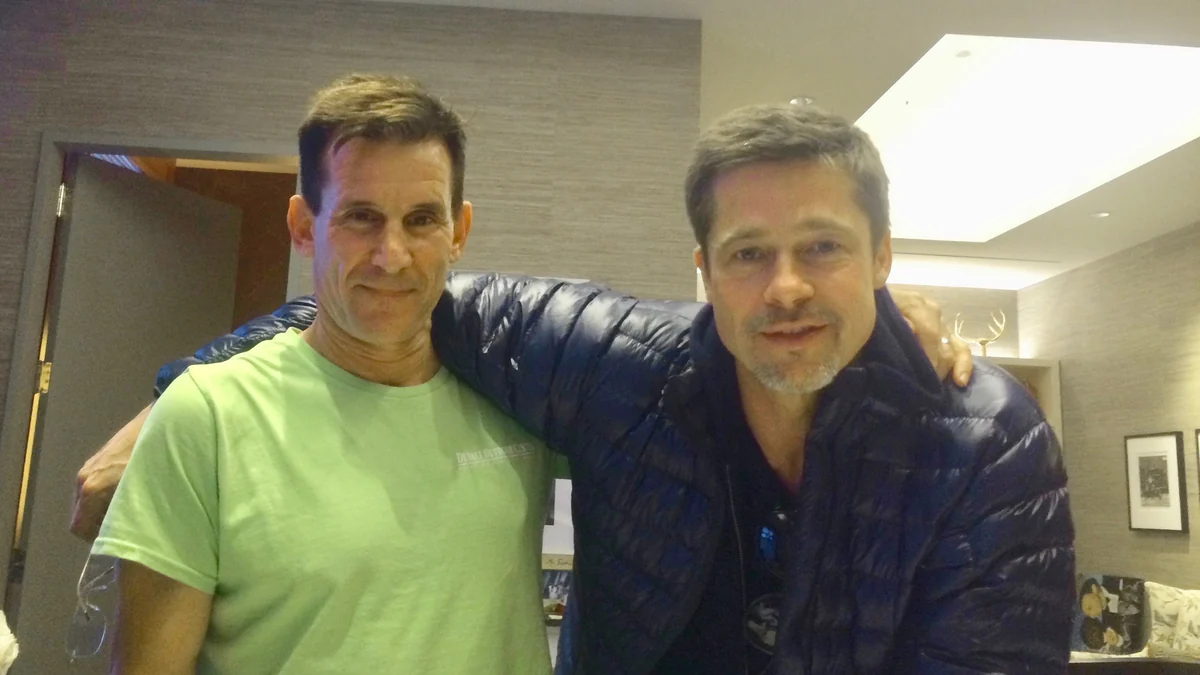 Andy Lauer e Brad Pitt posam juntos em uma sala