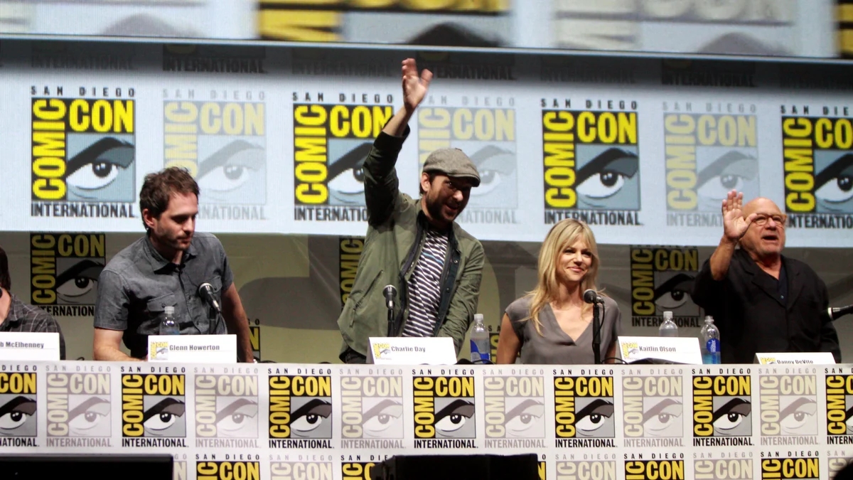 Glenn Howerton, Charlie Day, Kaitlin Olson et Danny DeVito assis à une table de conférence au Comic-Con
