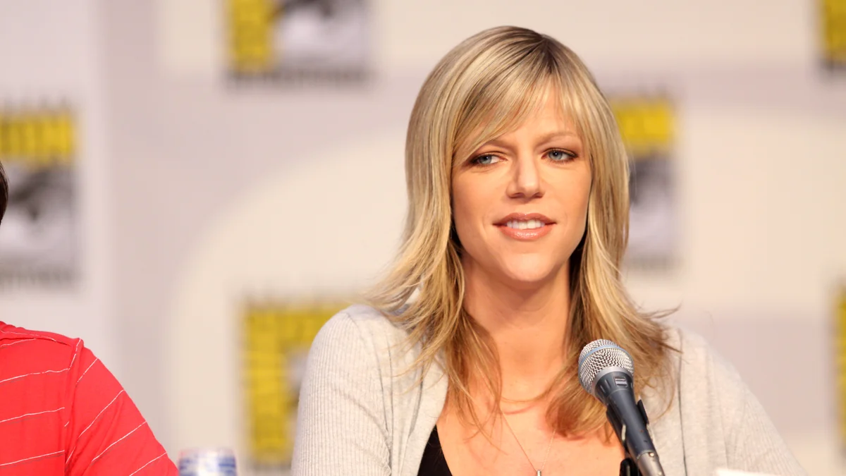 Kaitlin Olson assise devant un micro lors d’une conférence au Comic-Con
