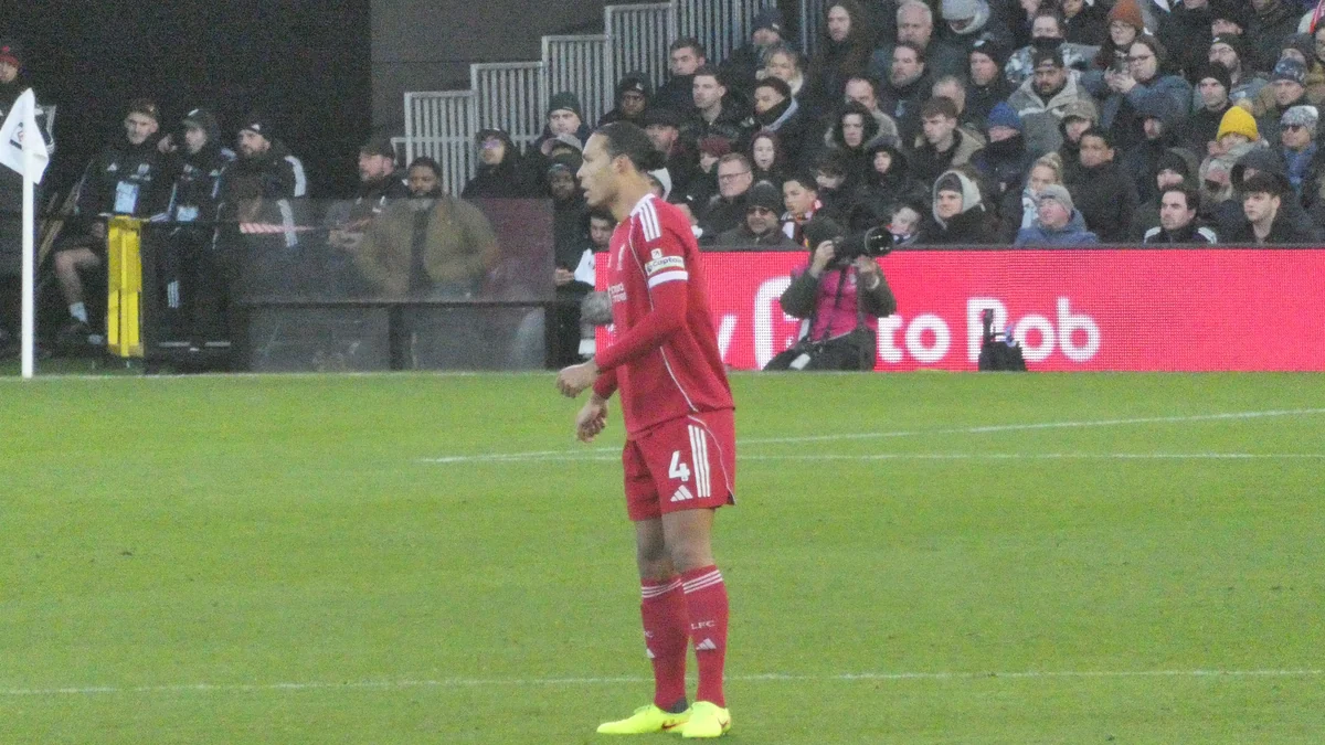 Virgil van Dijk em campo com o uniforme vermelho do Liverpool