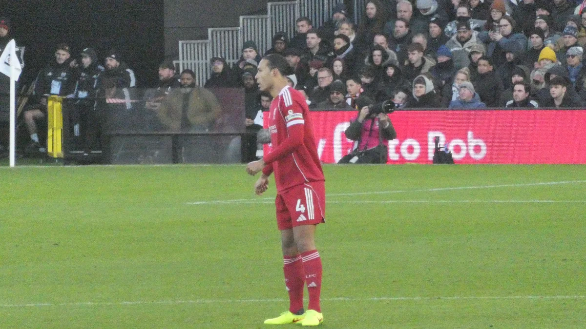 Virgil van Dijk sur le terrain avec le maillot rouge de Liverpool