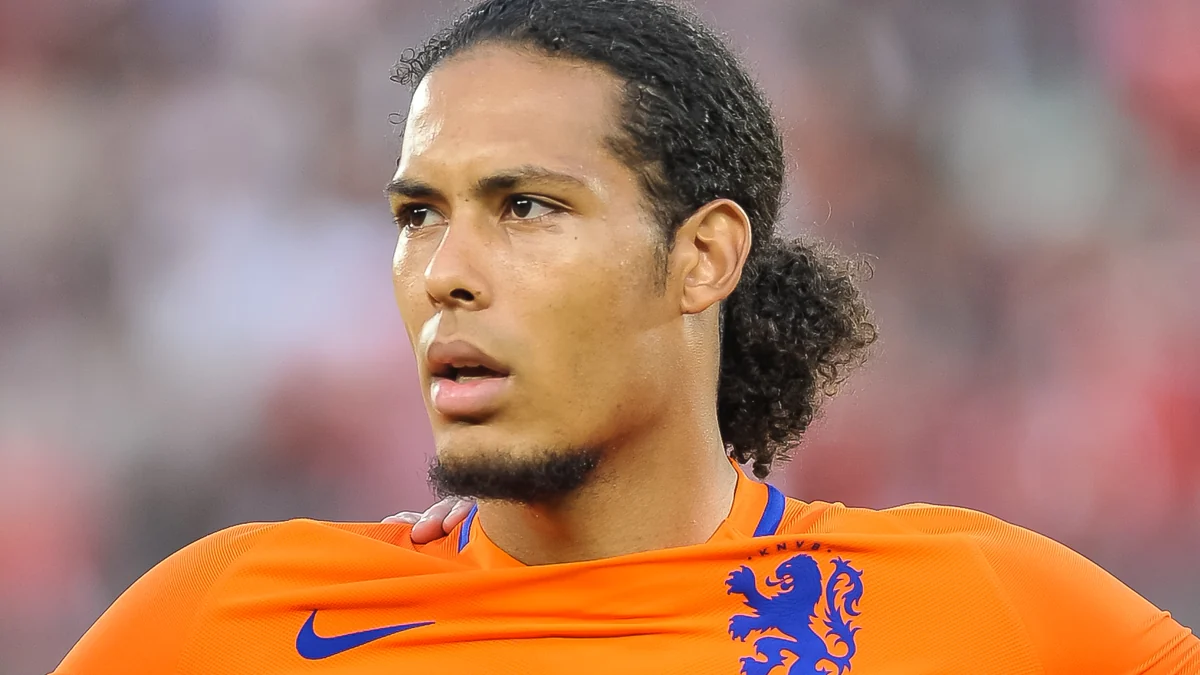 Virgil van Dijk com a camisa laranja da seleção dos Países Baixos