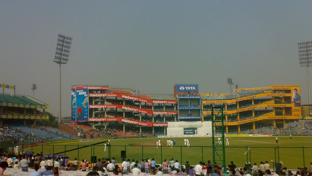 Partida de críquete vista das arquibancadas do estádio Feroz Shah Kotla, em Délhi