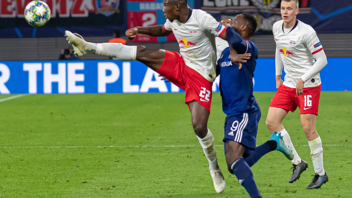 Jogadores de Lyon e RB Leipzig disputam a bola durante uma partida