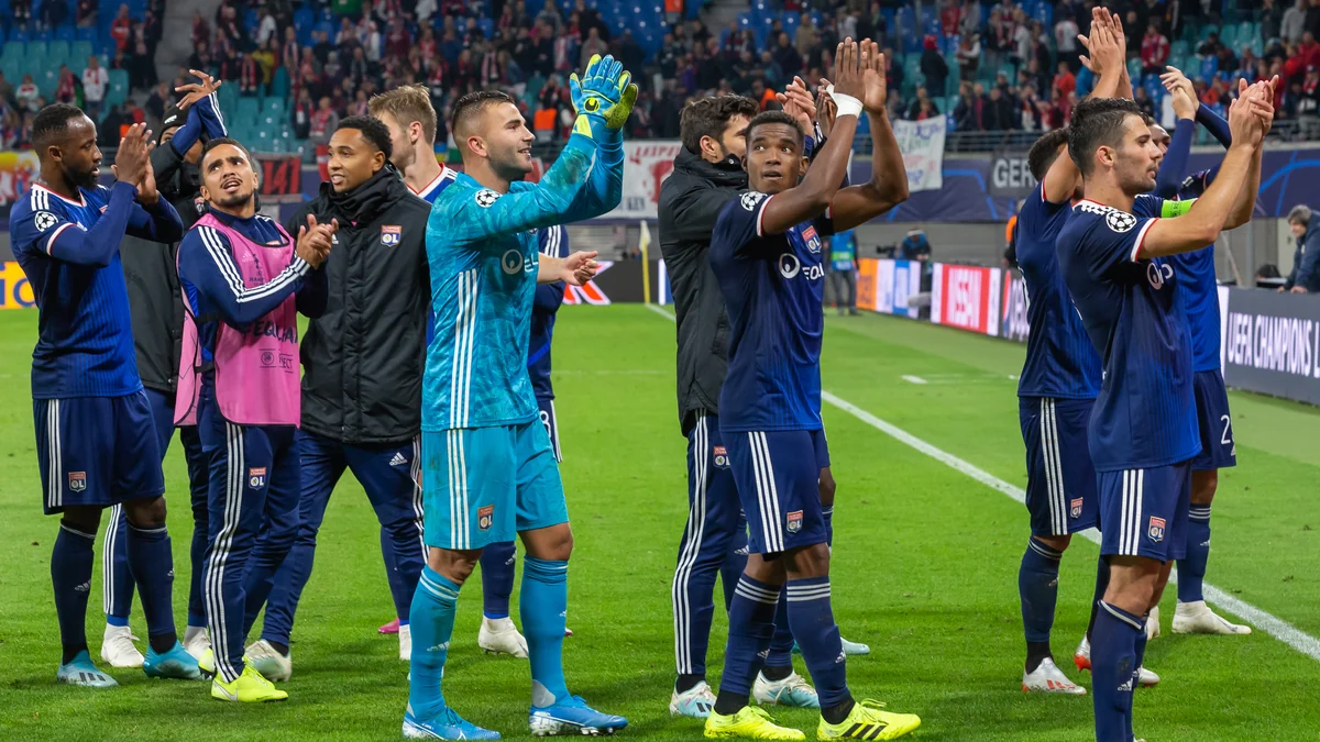 Jogadores do Olympique Lyonnais aplaudem diante da arquibancada