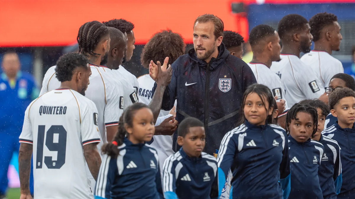 Harry Kane échange avec des joueurs de l’Angleterre avant un match.
