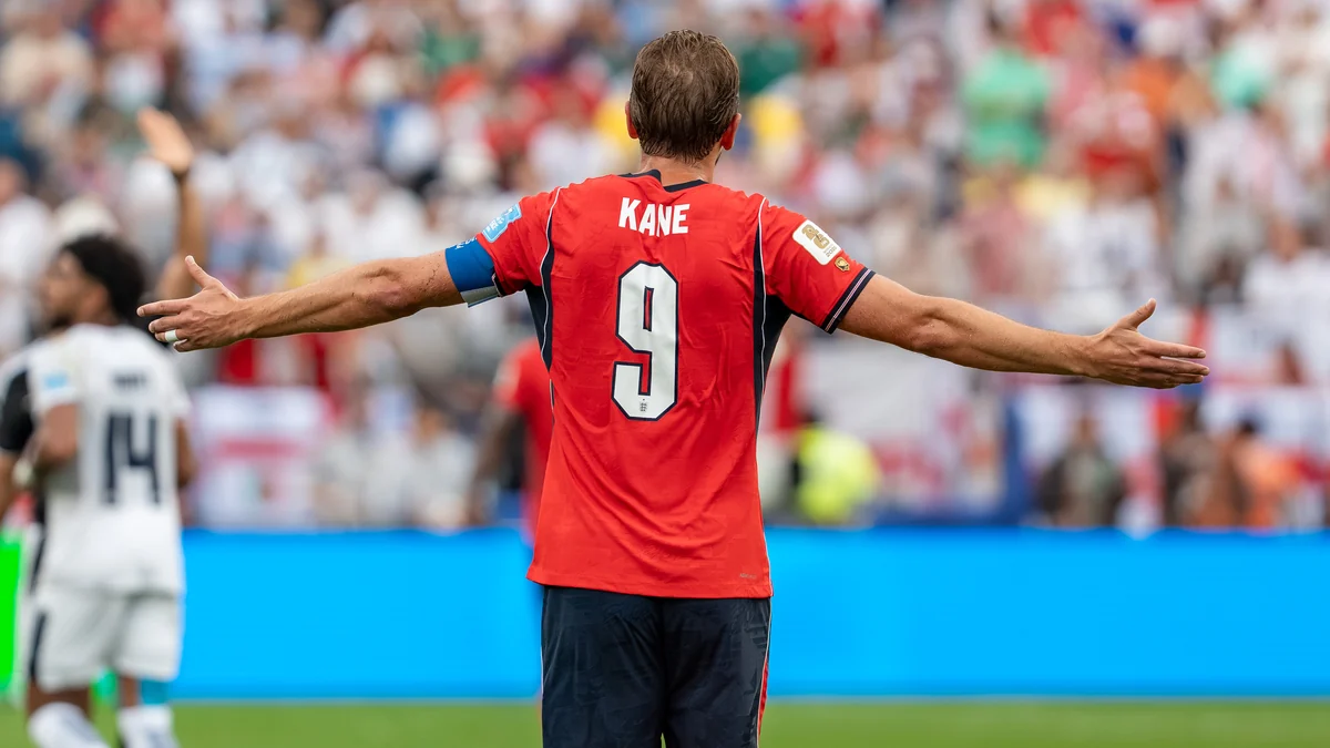 Harry Kane vu de dos, les bras écartés, avec le maillot numéro 9 de l’Angleterre.
