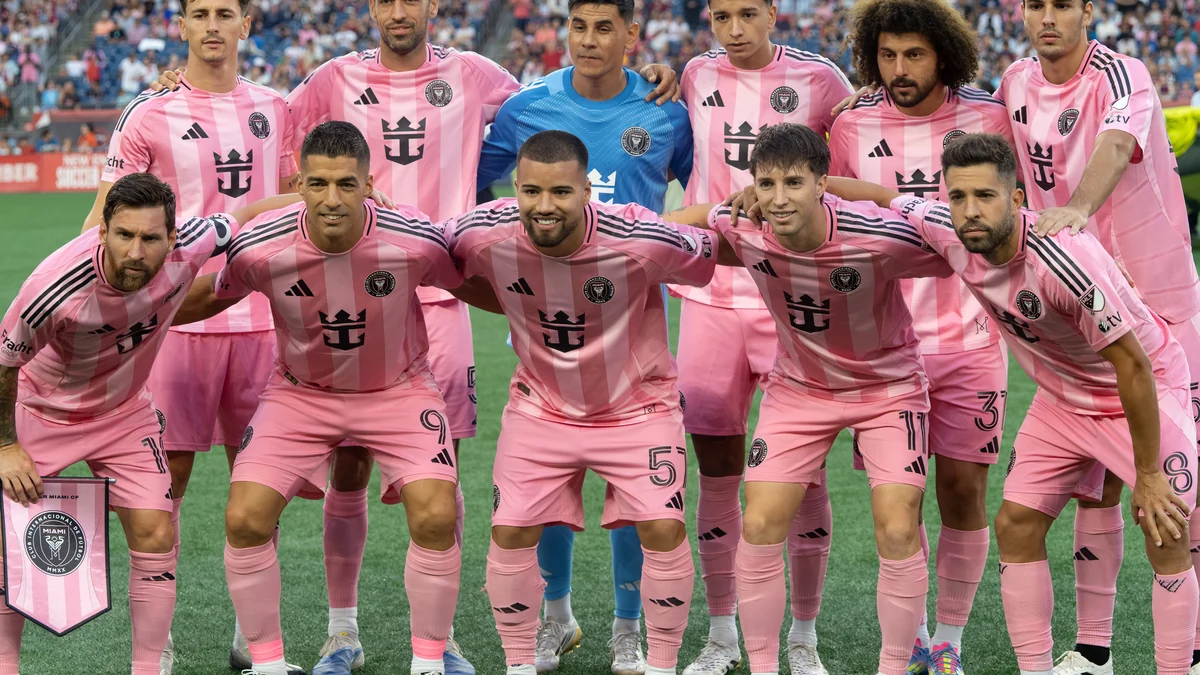 Jugadores del Inter Miami con uniforme rosa posan para la foto del equipo en el campo