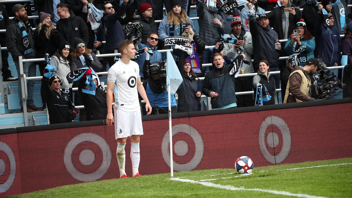 Joueur du Minnesota United près du poteau de corner devant les supporters en tribune
