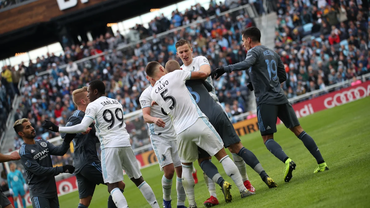Des joueurs du New York City FC et du Minnesota United se disputent le ballon pendant un match