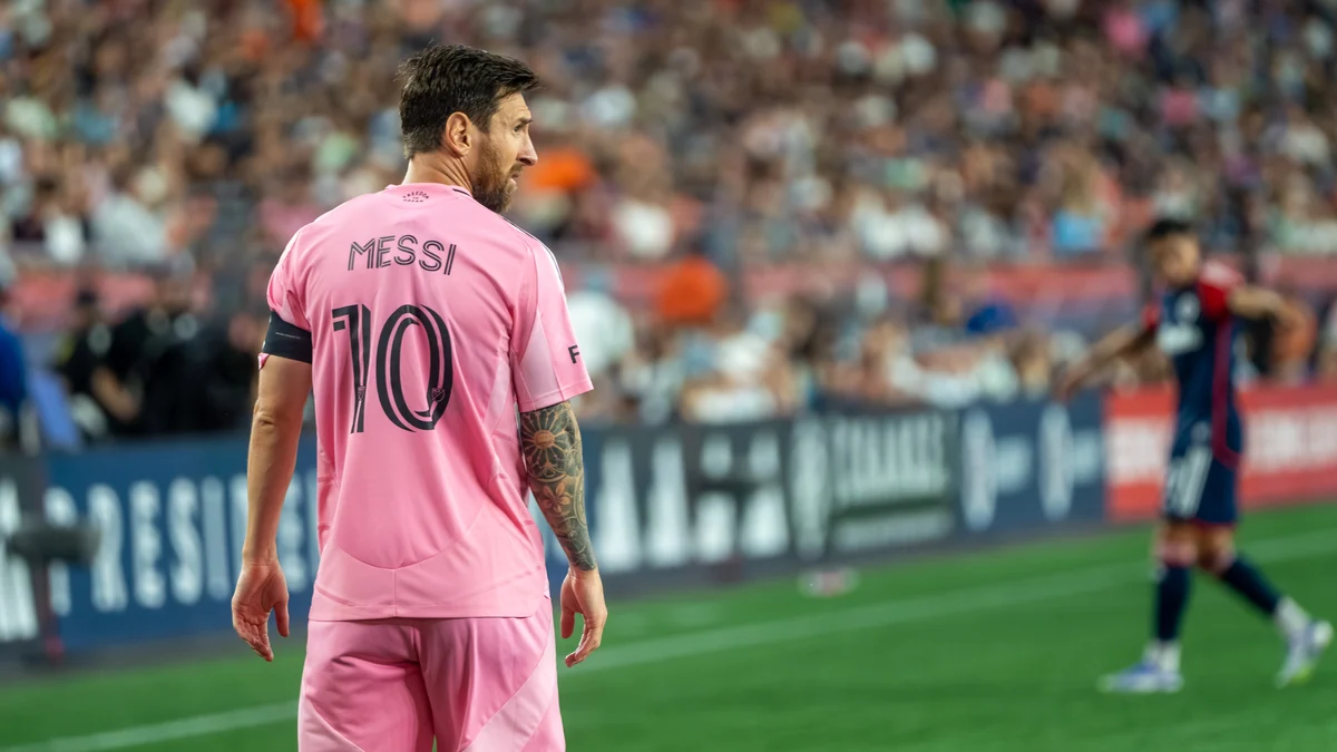 Lionel Messi seen from behind in Inter Miami’s pink number 10 shirt on the field
