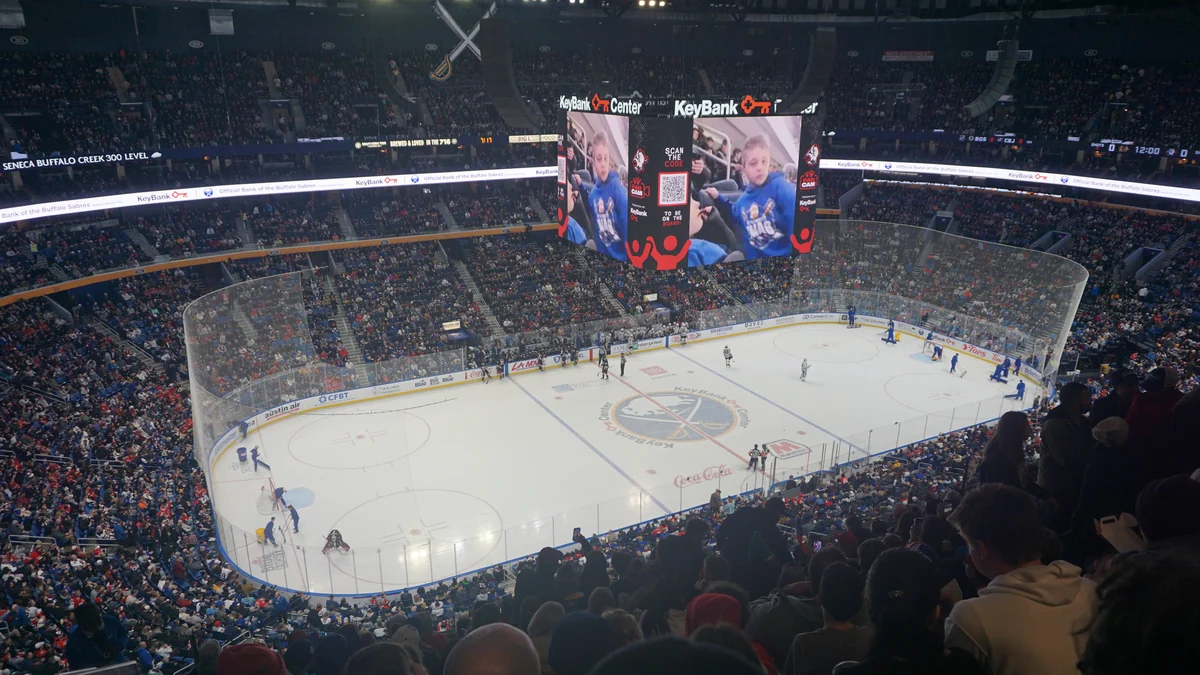 Vista amplia de la pista de hockey y las gradas llenas del KeyBank Center